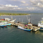 Aktivitas bongkar muat di Pelabuhan Rakyat Donggala



Foto udara sejumlah pekerja melakukan pembongkaran semen curah di Pelabuhan Rakyat Wani, Dongala, Sulawesi Tengah, Senin (7/4/2025). Aktivitas bongkar muat di pelabuhan rakyat yang diresmikan Presiden RI periode 2014-2024 Joko Widodo pada 27 Maret 2024 itu kembali beroperasi setelah libur Lebaran Idul Fitri 1446 H. ANTARA FOTO/Basri Marzuki/YU